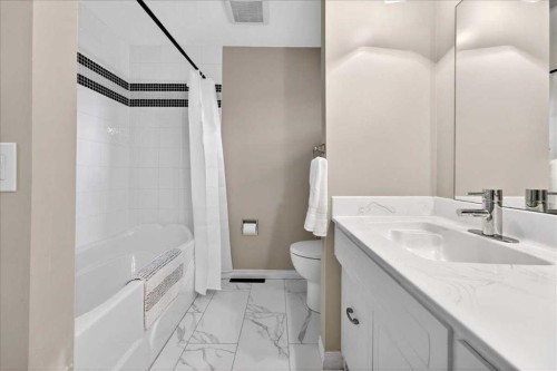 611 Lake Linnet Crescent Se, Calgary, AB - Indoor Photo Showing Bathroom