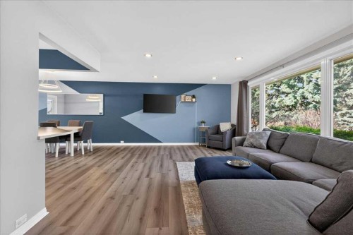611 Lake Linnet Crescent Se, Calgary, AB - Indoor Photo Showing Living Room
