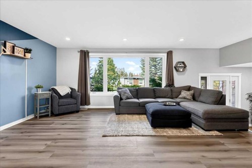 611 Lake Linnet Crescent Se, Calgary, AB - Indoor Photo Showing Living Room