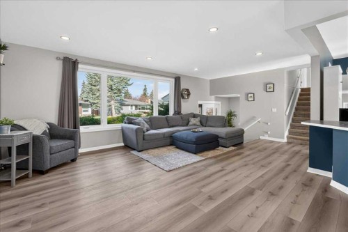 611 Lake Linnet Crescent Se, Calgary, AB - Indoor Photo Showing Living Room