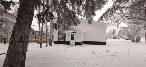 5489 51 Avenue  Lacombe, AB T4L 1K9