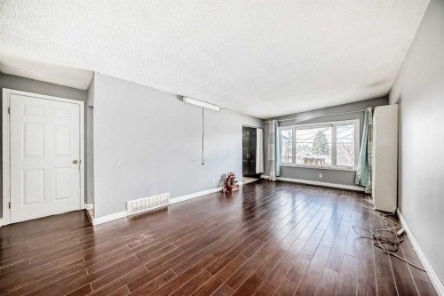 921 Mckinnon Drive Ne, Calgary, AB - Indoor Photo Showing Other Room