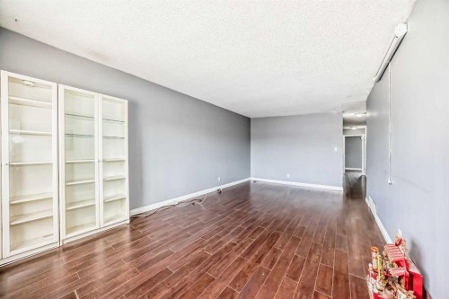 921 Mckinnon Drive Ne, Calgary, AB - Indoor Photo Showing Other Room