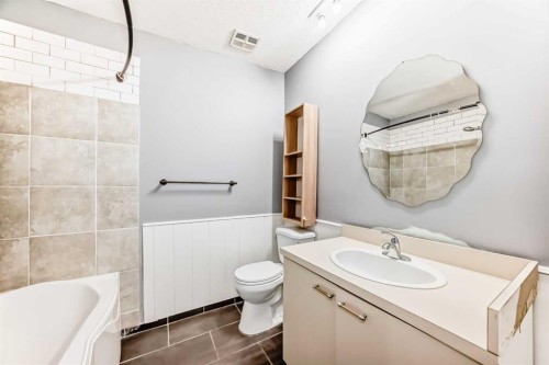 921 Mckinnon Drive Ne, Calgary, AB - Indoor Photo Showing Bathroom