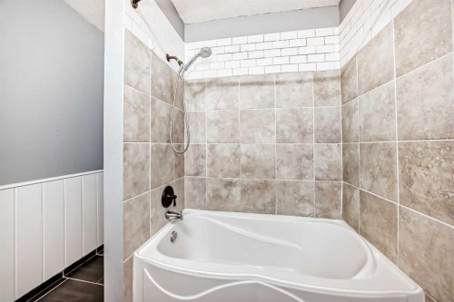 921 Mckinnon Drive Ne, Calgary, AB - Indoor Photo Showing Bathroom