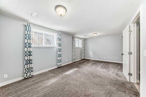 921 Mckinnon Drive Ne, Calgary, AB - Indoor Photo Showing Other Room
