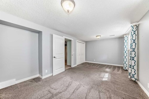 921 Mckinnon Drive Ne, Calgary, AB - Indoor Photo Showing Other Room