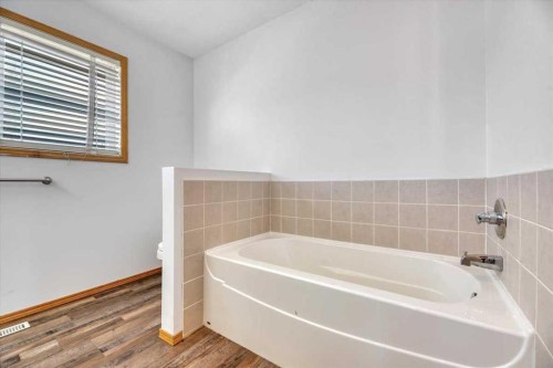 476 Highland Close, Strathmore, AB - Indoor Photo Showing Bathroom