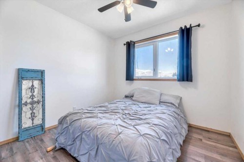 476 Highland Close, Strathmore, AB - Indoor Photo Showing Bedroom