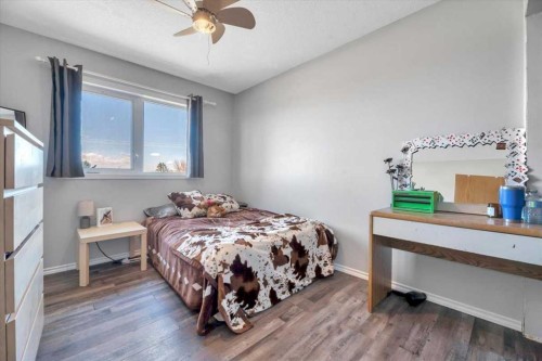 476 Highland Close, Strathmore, AB - Indoor Photo Showing Bedroom