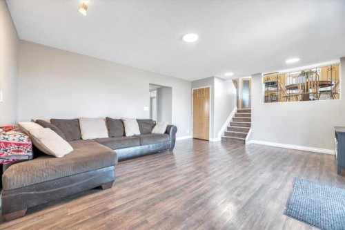 476 Highland Close, Strathmore, AB - Indoor Photo Showing Living Room