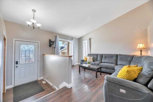 476 Highland Close, Strathmore, AB - Indoor Photo Showing Living Room