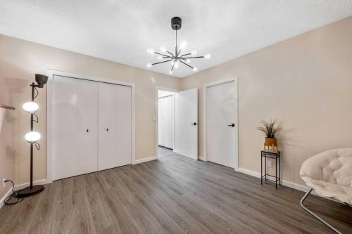 5 Shawglen Court Sw, Calgary, AB - Indoor Photo Showing Other Room