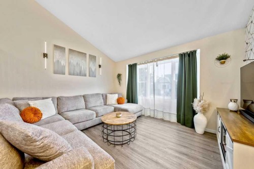 5 Shawglen Court Sw, Calgary, AB - Indoor Photo Showing Living Room