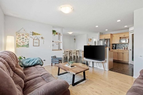 52 Evansford Road Nw, Calgary, AB - Indoor Photo Showing Living Room