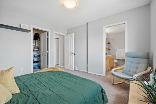 52 Evansford Road Nw, Calgary, AB - Indoor Photo Showing Bedroom