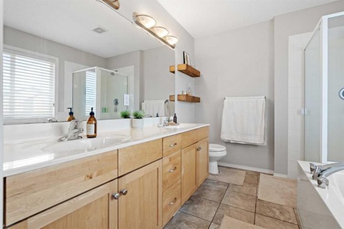 52 Evansford Road Nw, Calgary, AB - Indoor Photo Showing Bathroom