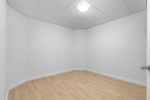 52 Evansford Road Nw, Calgary, AB - Indoor Photo Showing Other Room