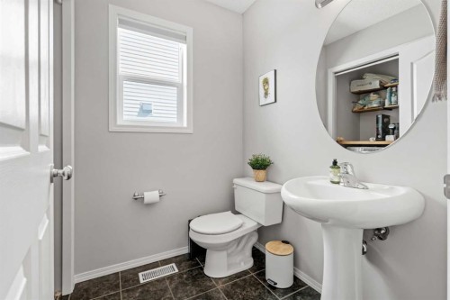 52 Evansford Road Nw, Calgary, AB - Indoor Photo Showing Bathroom
