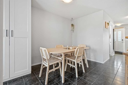 52 Evansford Road Nw, Calgary, AB - Indoor Photo Showing Dining Room