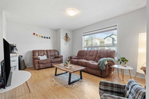 52 Evansford Road Nw, Calgary, AB - Indoor Photo Showing Living Room