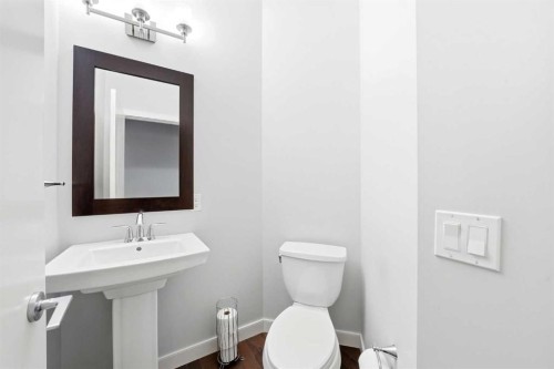 312 Sunset View, Cochrane, AB - Indoor Photo Showing Bathroom