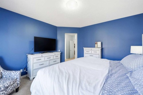 312 Sunset View, Cochrane, AB - Indoor Photo Showing Bedroom