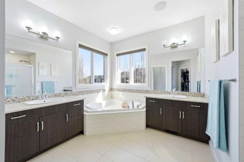 312 Sunset View, Cochrane, AB - Indoor Photo Showing Bathroom