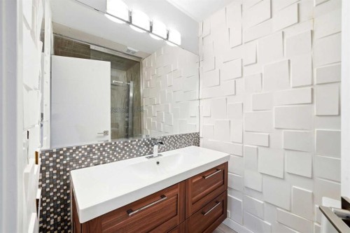 312 Sunset View, Cochrane, AB - Indoor Photo Showing Bathroom