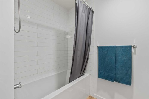 314 Walcrest Way Se, Calgary, AB - Indoor Photo Showing Bathroom