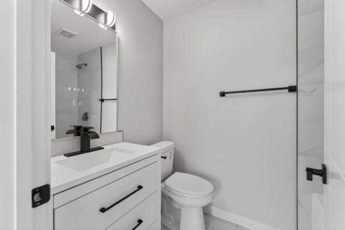 5625 Templehill Road Ne, Calgary, AB - Indoor Photo Showing Bathroom
