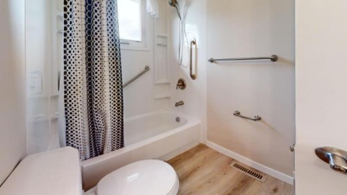 752 54 Avenue West, Claresholm, AB - Indoor Photo Showing Bathroom