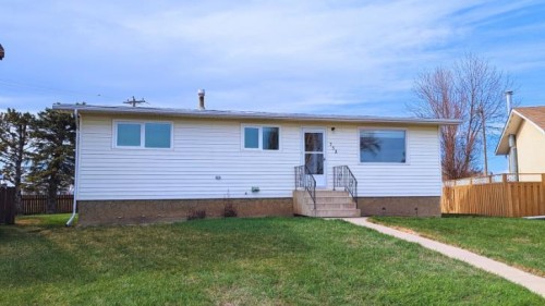 752 54 Avenue West, Claresholm, AB - Outdoor