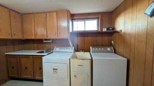 752 54 Avenue West, Claresholm, AB - Indoor Photo Showing Laundry Room
