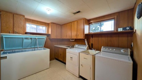 752 54 Avenue West, Claresholm, AB - Indoor Photo Showing Laundry Room