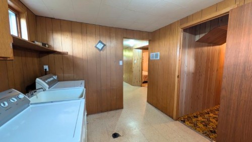 752 54 Avenue West, Claresholm, AB - Indoor Photo Showing Laundry Room