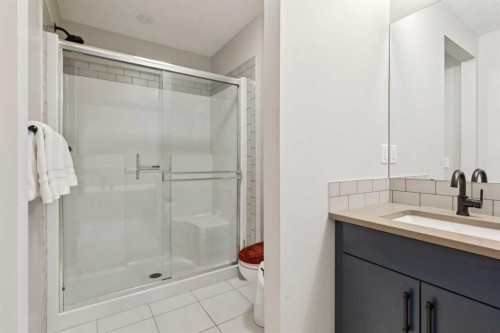 293 Masters Avenue Se, Calgary, AB - Indoor Photo Showing Bathroom