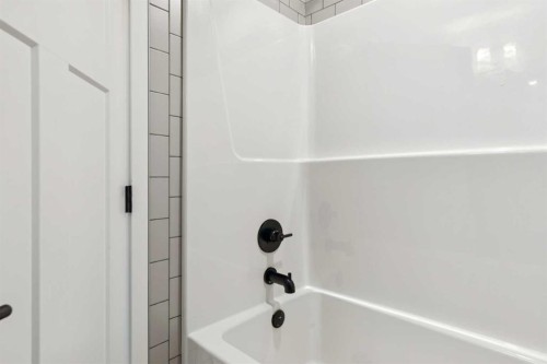 293 Masters Avenue Se, Calgary, AB - Indoor Photo Showing Bathroom