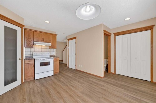 126 Evansmeade Crescent Nw, Calgary, AB - Indoor Photo Showing Kitchen