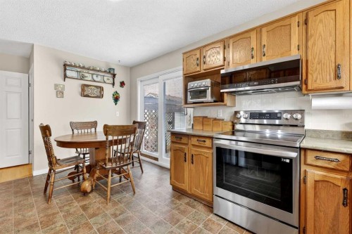 1415 108 Avenue Sw, Calgary, AB - Indoor Photo Showing Kitchen