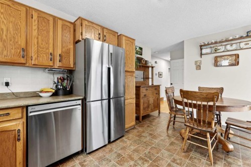 1415 108 Avenue Sw, Calgary, AB - Indoor Photo Showing Kitchen