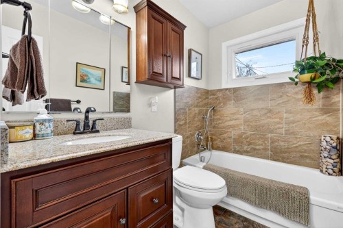 1415 108 Avenue Sw, Calgary, AB - Indoor Photo Showing Bathroom