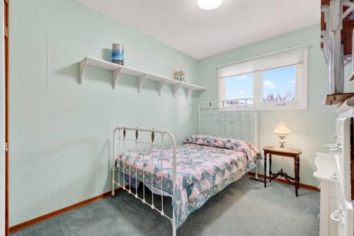 1415 108 Avenue Sw, Calgary, AB - Indoor Photo Showing Bedroom