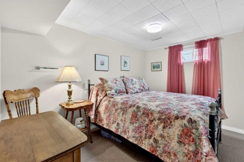 1415 108 Avenue Sw, Calgary, AB - Indoor Photo Showing Bedroom