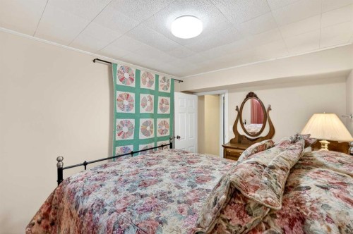 1415 108 Avenue Sw, Calgary, AB - Indoor Photo Showing Bedroom