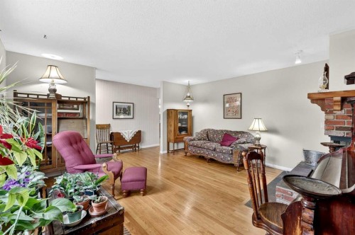 1415 108 Avenue Sw, Calgary, AB - Indoor Photo Showing Other Room