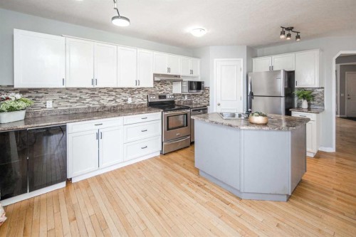 10 Somerset Court Sw, Calgary, AB - Indoor Photo Showing Kitchen With Upgraded Kitchen