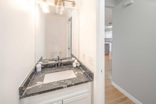 10 Somerset Court Sw, Calgary, AB - Indoor Photo Showing Bathroom