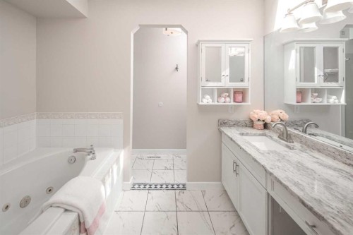 10 Somerset Court Sw, Calgary, AB - Indoor Photo Showing Bathroom