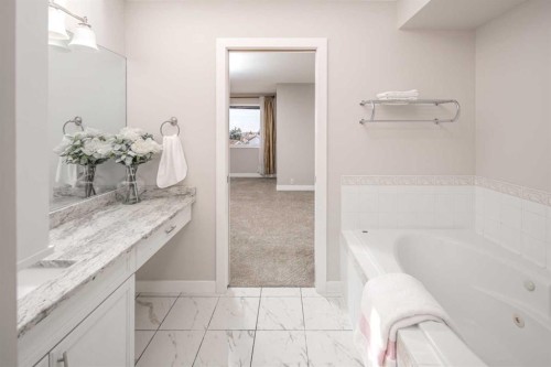 10 Somerset Court Sw, Calgary, AB - Indoor Photo Showing Bathroom